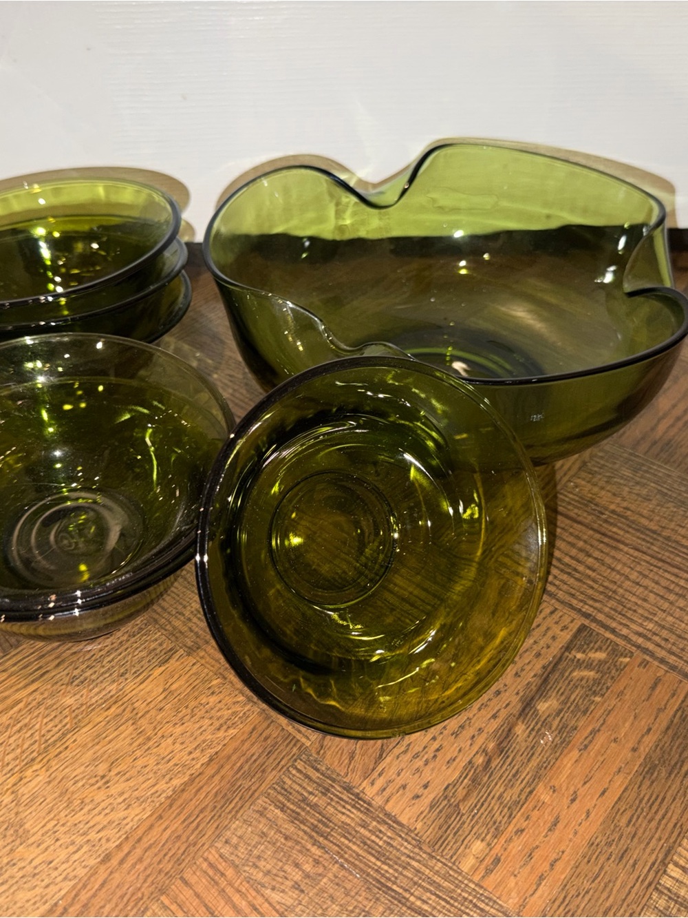 Green Glass Serving Bowl and 6 Dessert Bowls - Elegant Home Dining Set